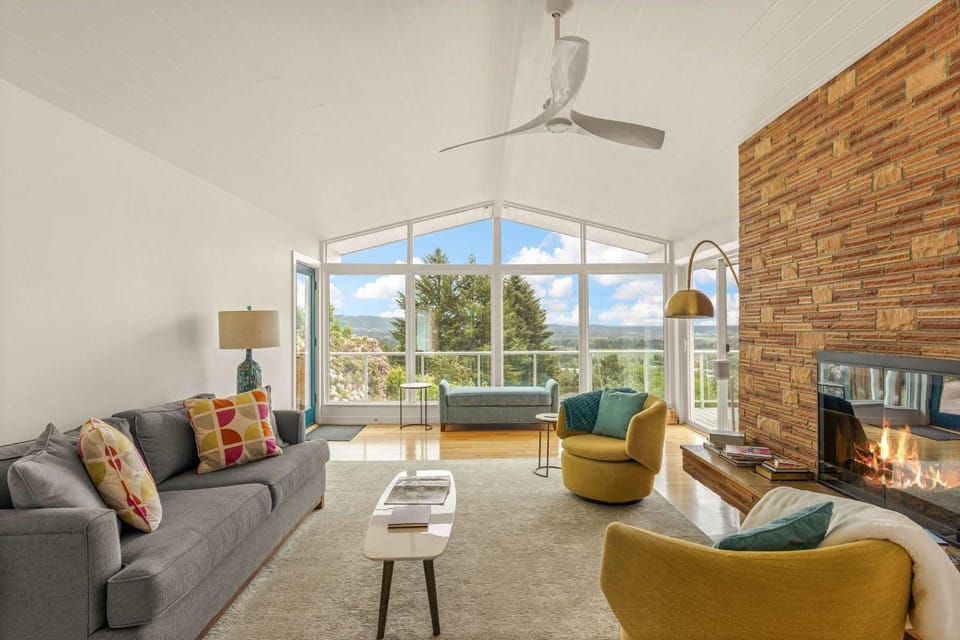 Vino Vista - Mid-Century Stunning Views w Deck House in Dundee