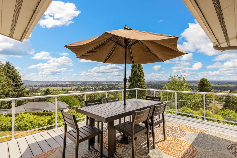Vino Vista - Mid-Century Stunning Views w Deck House in Dundee