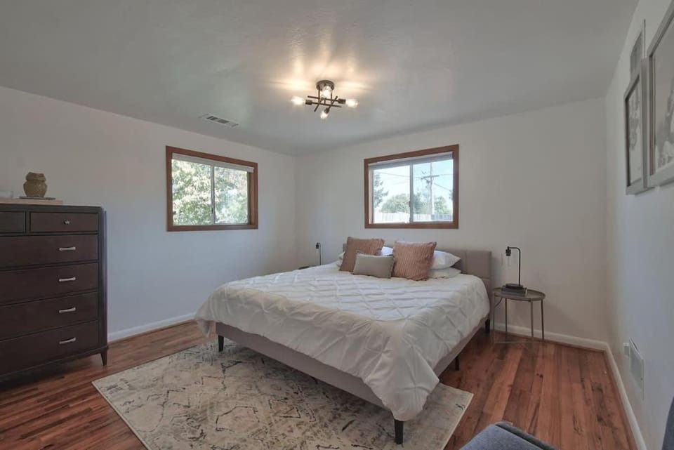 Ambrosia - Mid Century Near 3rd St Pet-friendly House in McMinnville