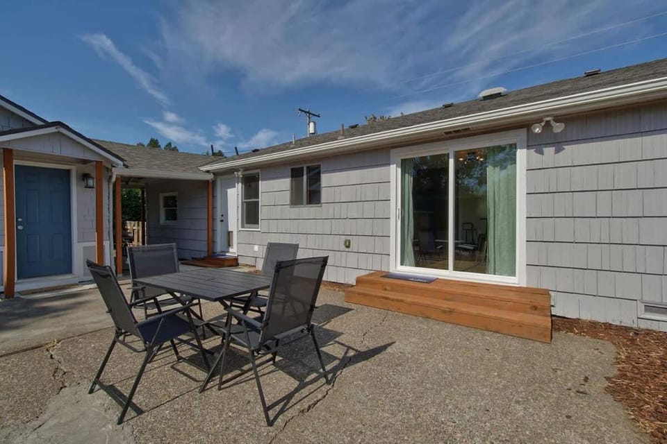 Ambrosia - Mid Century Near 3rd St Pet-friendly House in McMinnville