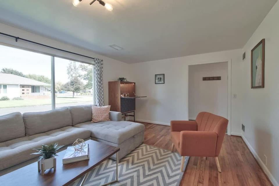 Ambrosia - Mid Century Near 3rd St Pet-friendly House in McMinnville