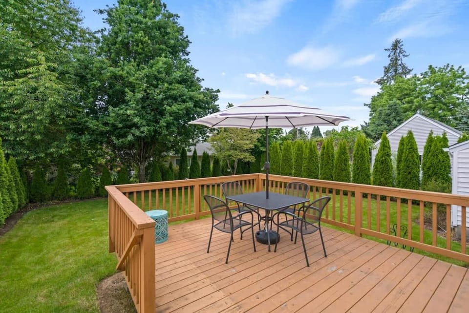 Happy House - Near 3rd Street wine getaway House in McMinnville