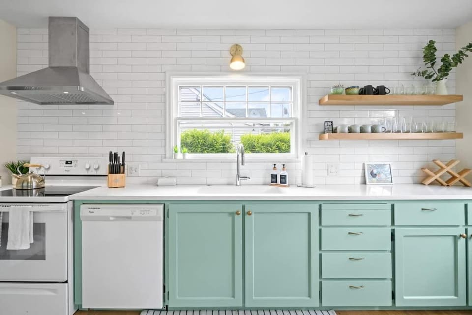 Happy House - Near 3rd Street wine getaway House in McMinnville