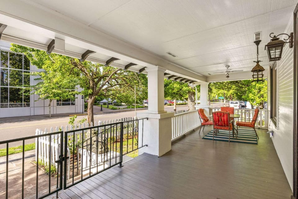 5th St Bungalow - Historic Charm Near 3rd St House in McMinnville