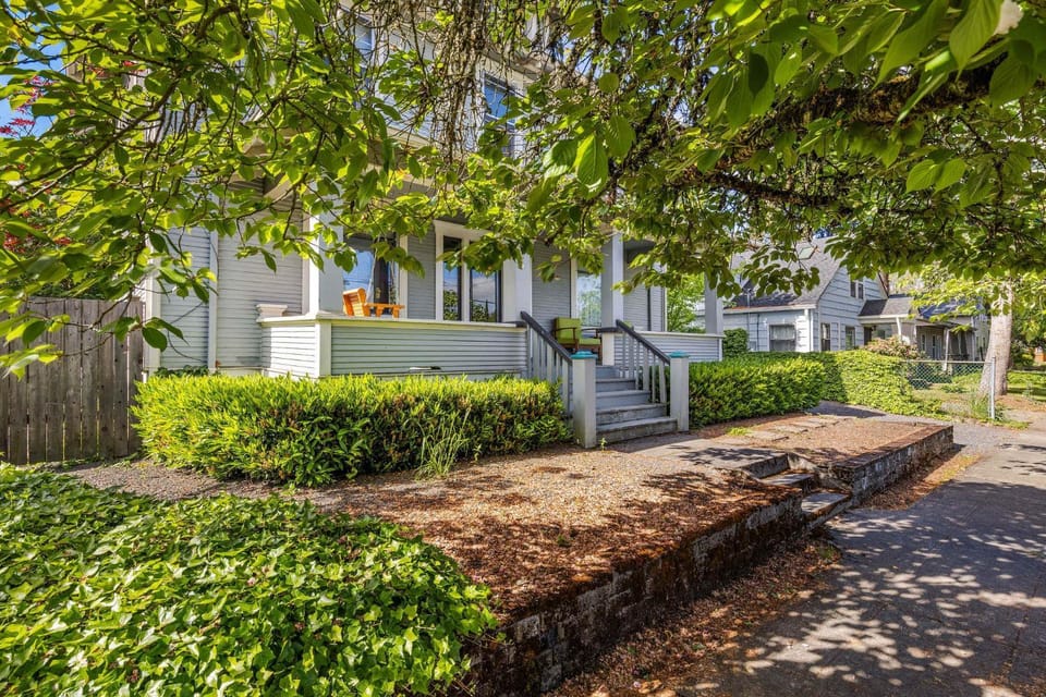 Vino e Vita Historic Pet-Friendly Home-EV Charger House in McMinnville
