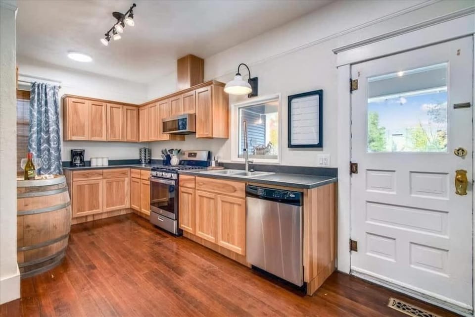 Vino e Vita Historic Pet-Friendly Home-EV Charger House in McMinnville