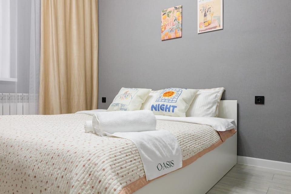 Bed, Photo of the whole room, Bedroom, towels