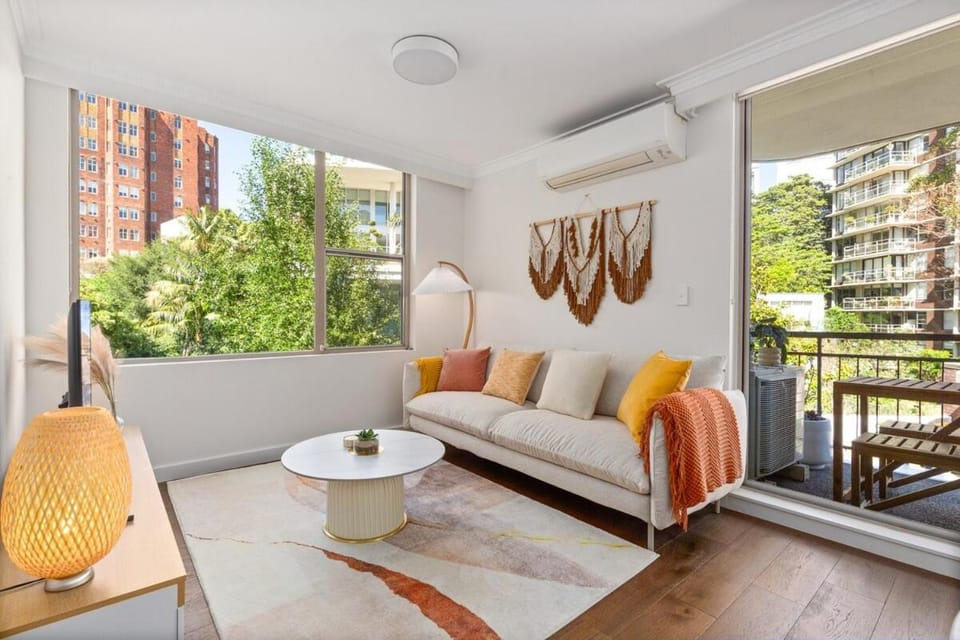 Stylish City Stay, Elizabeth Bay 2BR, Pool, balcony Apartment in Sydney