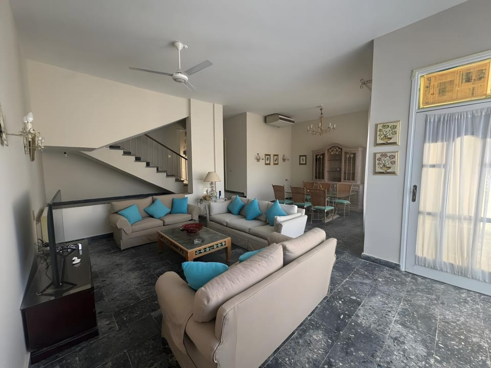 TV and multimedia, Living room, Seating area, Dining area