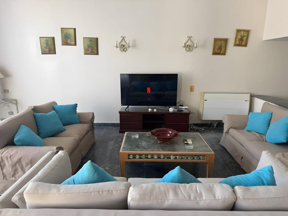 Communal lounge/ TV room, TV and multimedia, Living room, Seating area, Evening entertainment