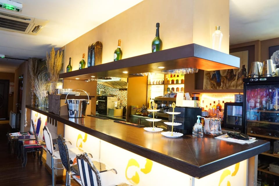 Lounge or bar, kitchen