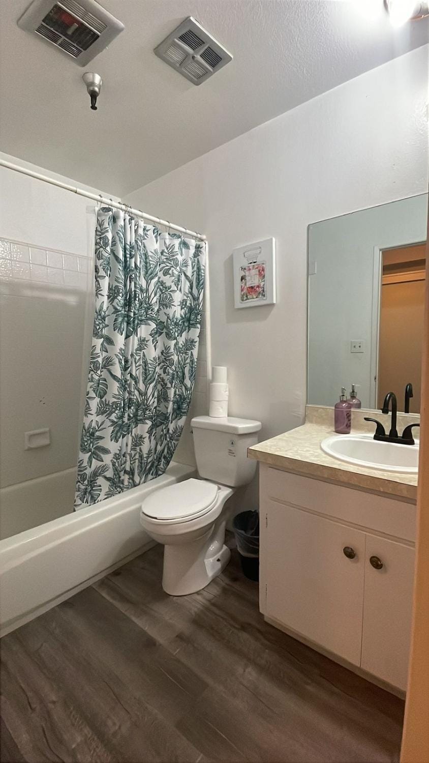 Affordable double queen bed apart in Beverly Hills Apartment in Beverly Hills