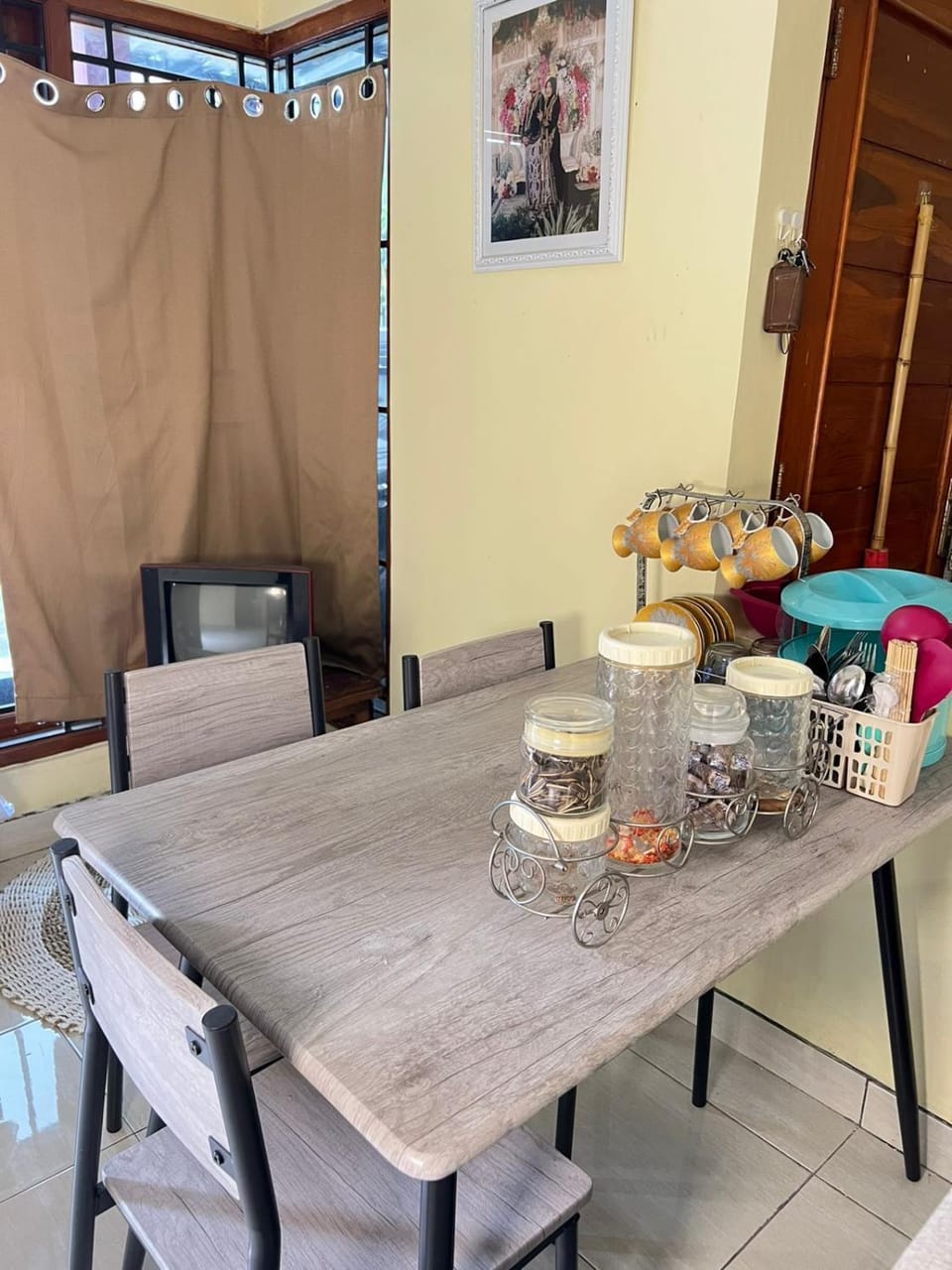 Dining area, Food