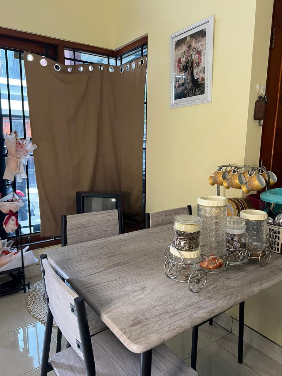 Food and drinks, Seating area, Dining area