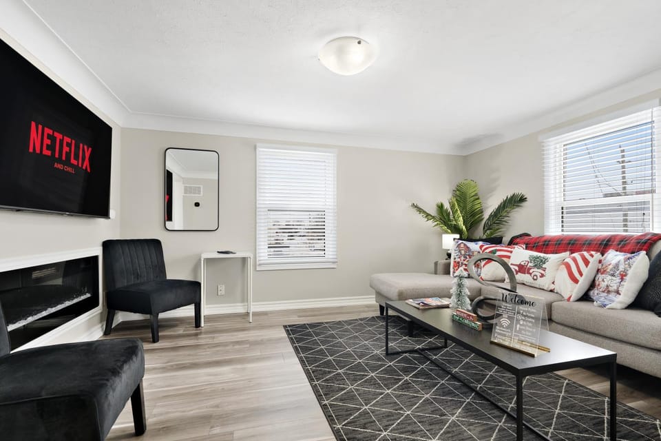 6BR Family Friendly Retreat, Separate Floors, 5 Minutes Walk to The Fallsview with Free Parking & Wine House in Niagara Falls