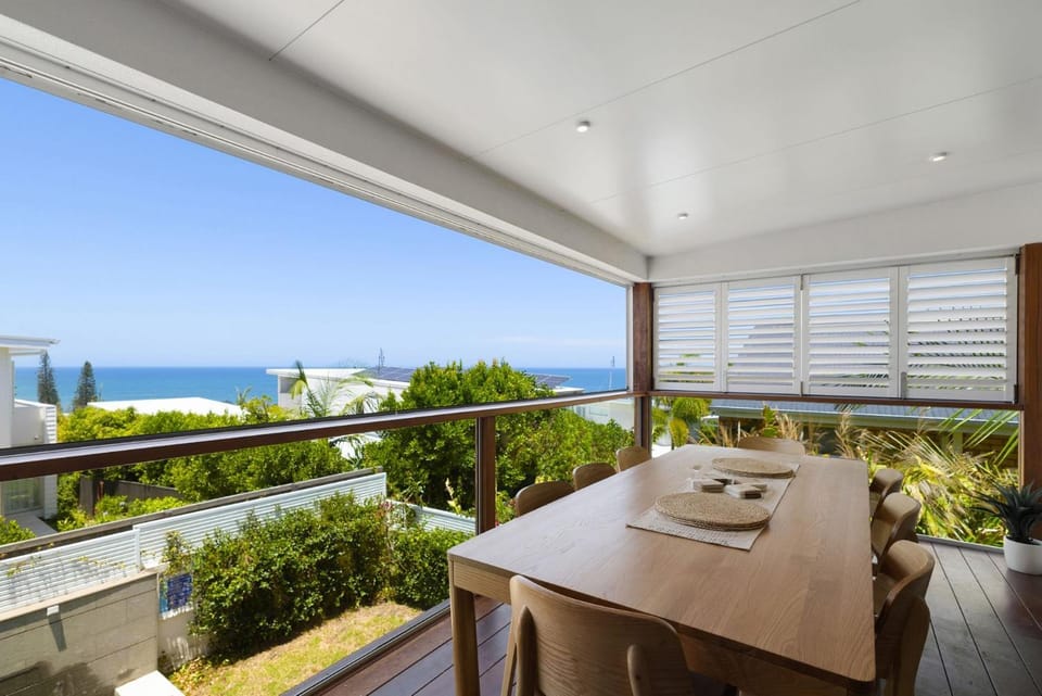2 Allure, 20 Belmore Tce - Stylish Coastal Retreat House in Noosa Heads