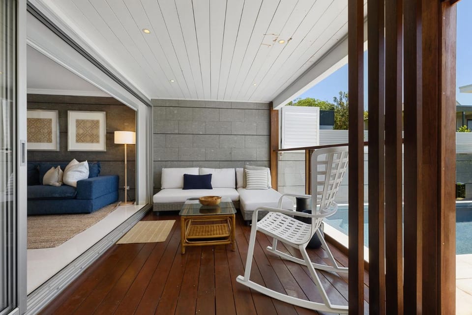 2 Allure, 20 Belmore Tce - Stylish Coastal Retreat House in Noosa Heads