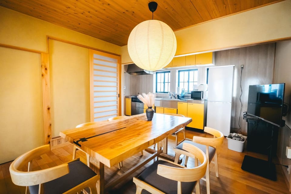 TV and multimedia, Kitchen or kitchenette, Living room, Seating area, Dining area
