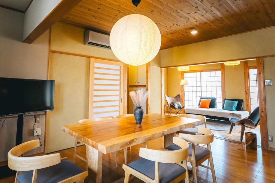TV and multimedia, Living room, Seating area, Dining area, air conditioner