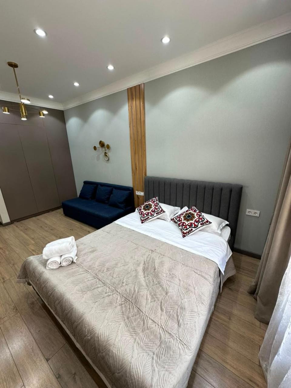 Bed, Photo of the whole room, towels