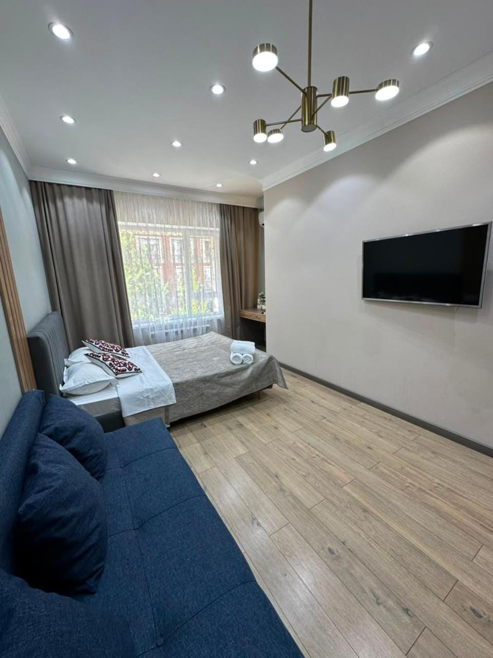 Bed, TV and multimedia, Living room, Photo of the whole room, Seating area, Bedroom