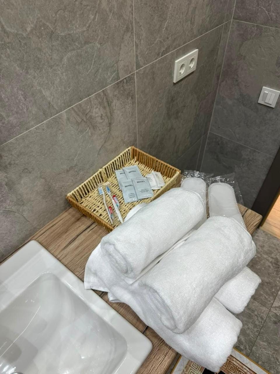 Bed, Bathroom, Photo of the whole room, Bedroom, towels