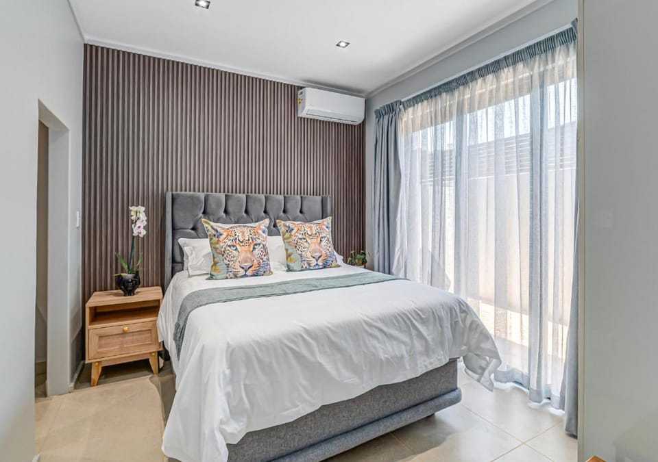 Bed, Photo of the whole room, Bedroom, towels, air conditioner