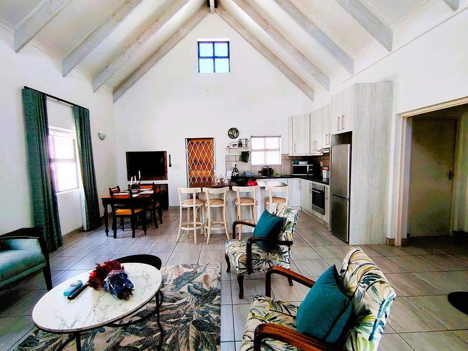 TV and multimedia, Kitchen or kitchenette, Living room, Seating area, Dining area, stove