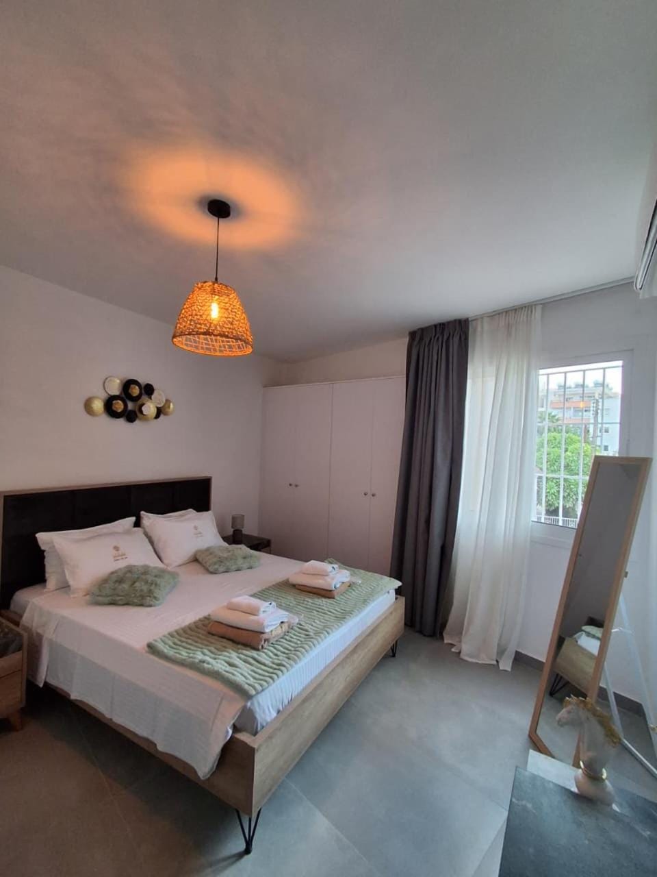 Bedroom, towels