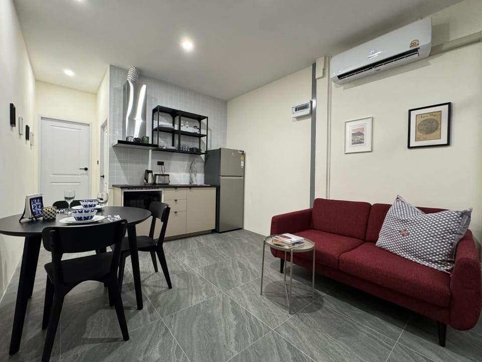 Kitchen or kitchenette, Living room, Seating area, Dining area
