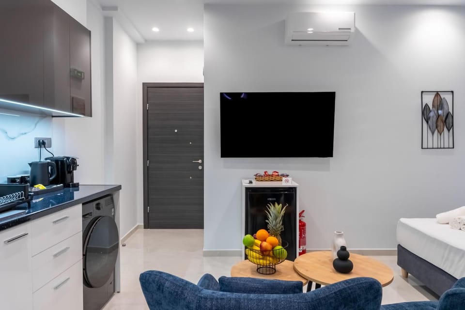 Bed, Kitchen or kitchenette, Photo of the whole room, Seating area