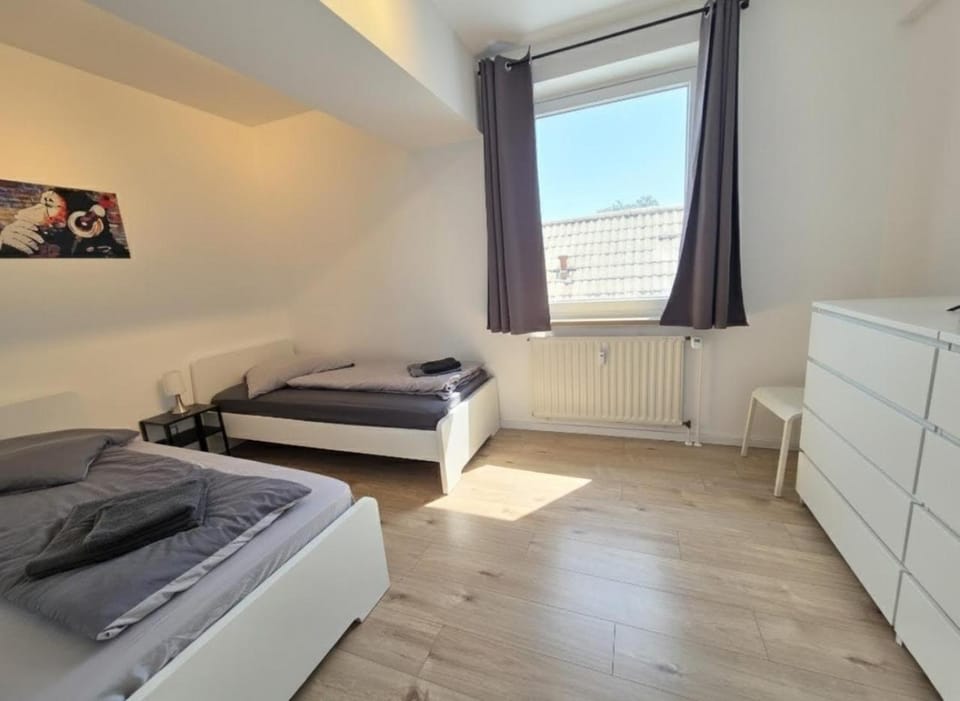 Bed, Photo of the whole room, Seating area, Bedroom, internet