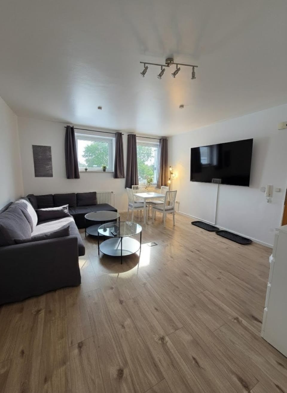 TV and multimedia, Living room, Seating area, Dining area, Evening entertainment