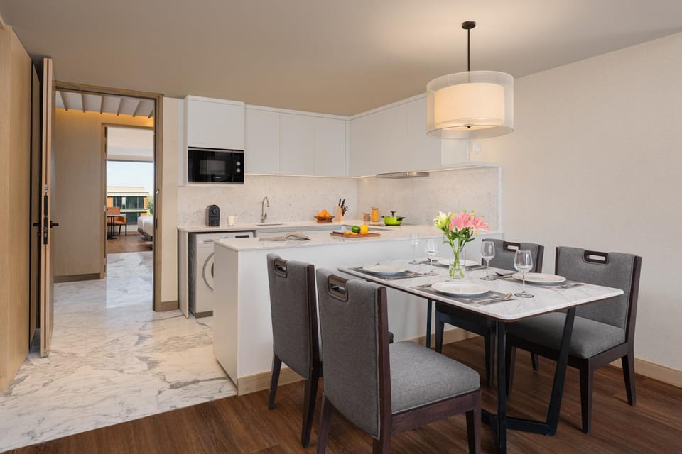 Kitchen or kitchenette, Dining area