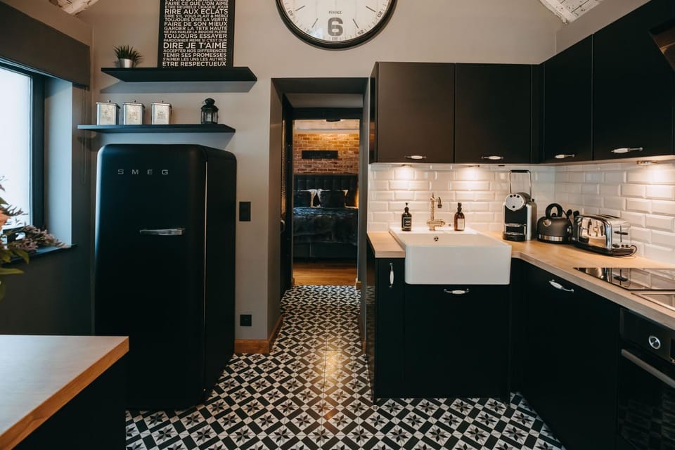 Coffee/tea facilities, dishwasher, oven, stove, toaster