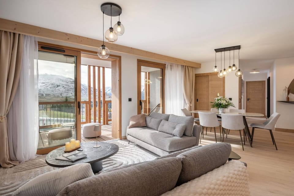 View (from property/room), Living room, Photo of the whole room, Seating area, Mountain view