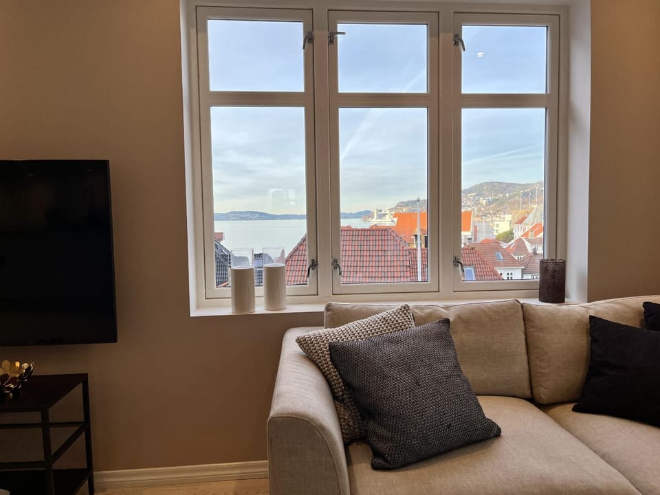 Natural landscape, TV and multimedia, Living room, Seating area, Mountain view, Sea view