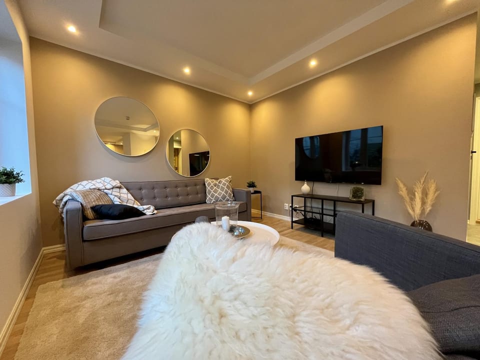 Bed, TV and multimedia, Living room, Seating area