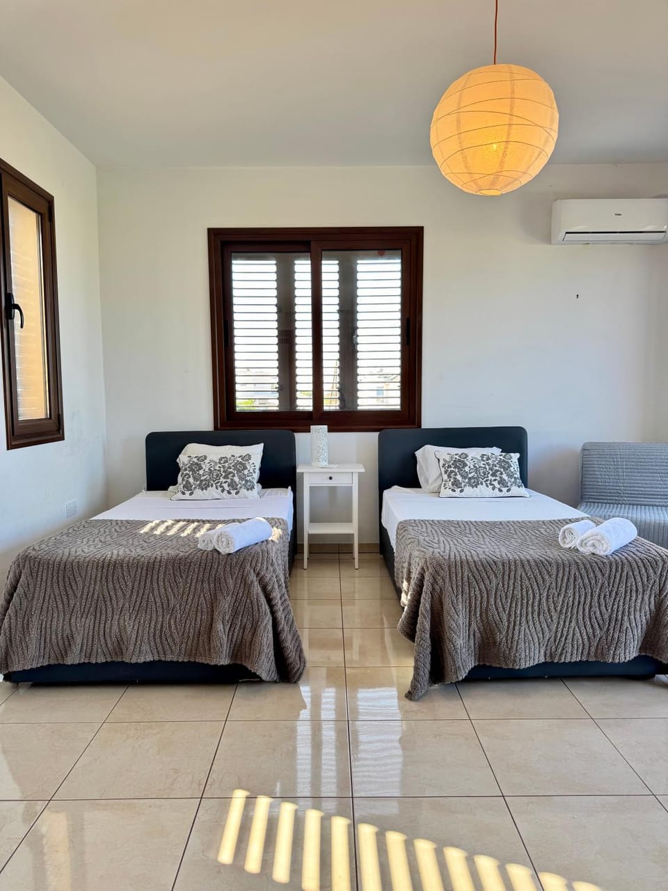 Bed, Photo of the whole room, Bedroom, towels