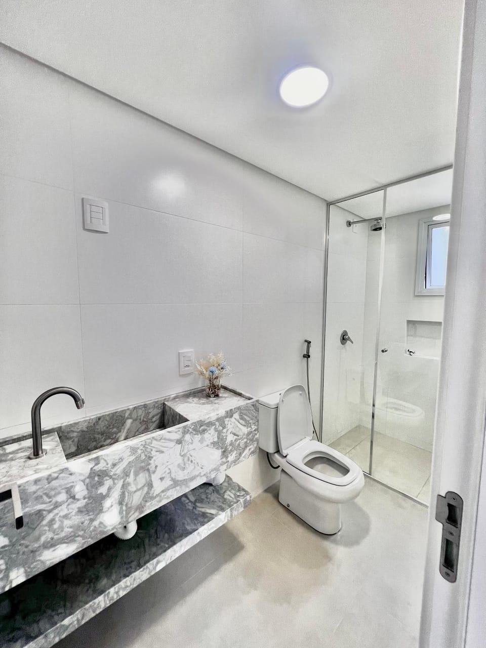 Shower, Toilet