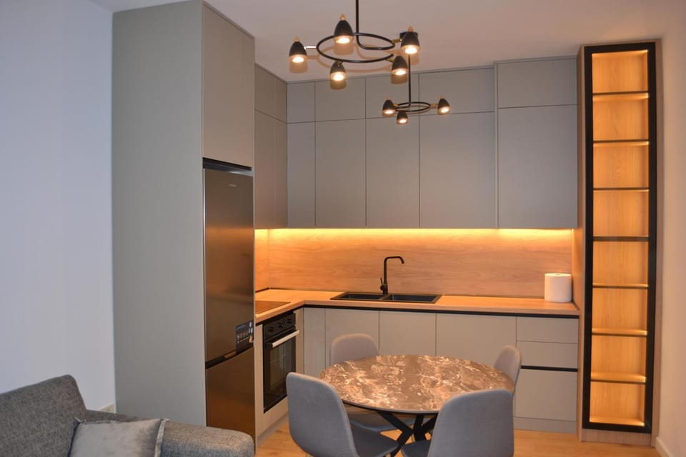 Kitchen or kitchenette, Dining area