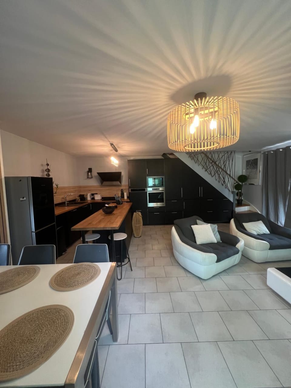 Kitchen or kitchenette, Dining area