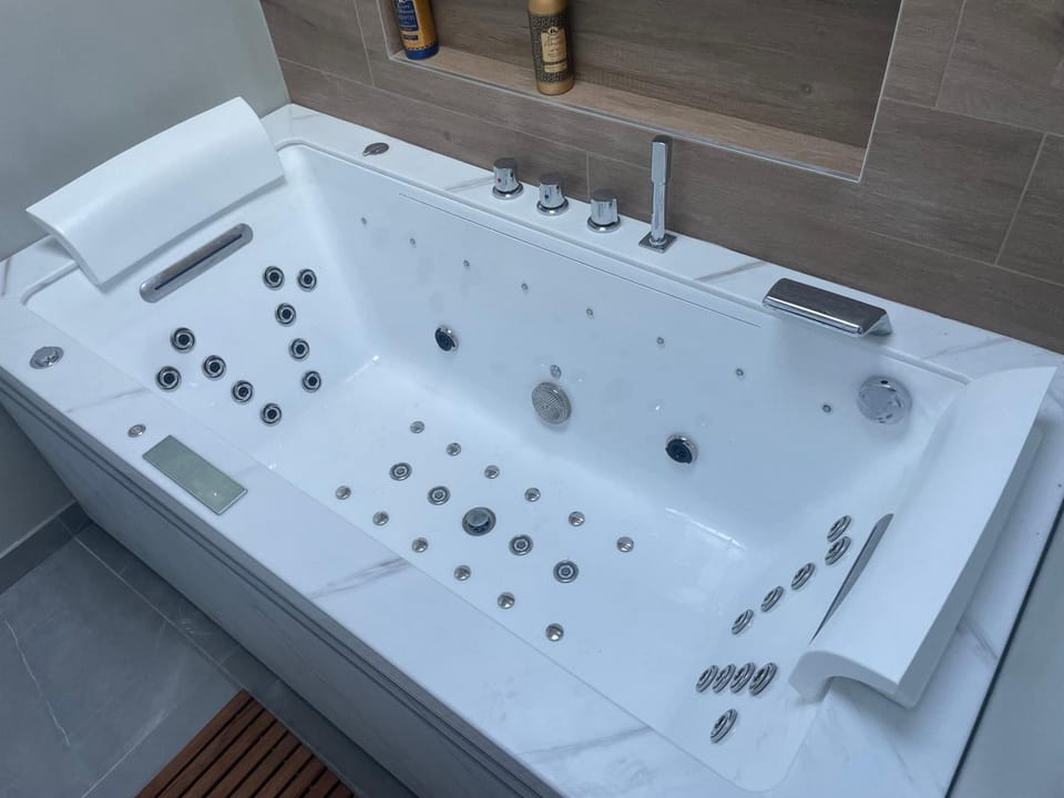 Hot Tub, Bathroom