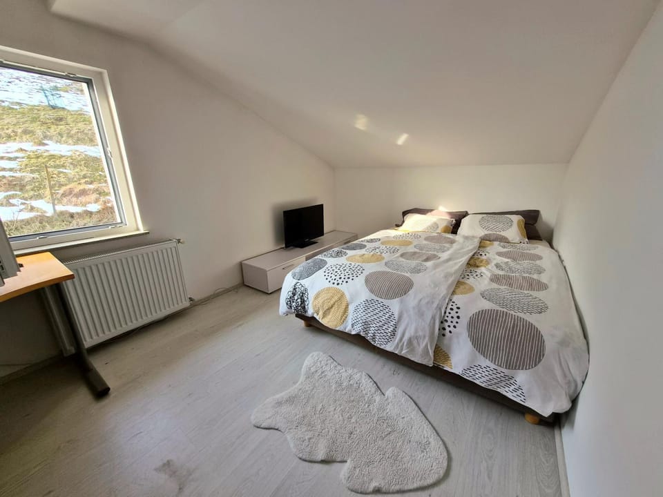 Bed, TV and multimedia, View (from property/room), Bedroom