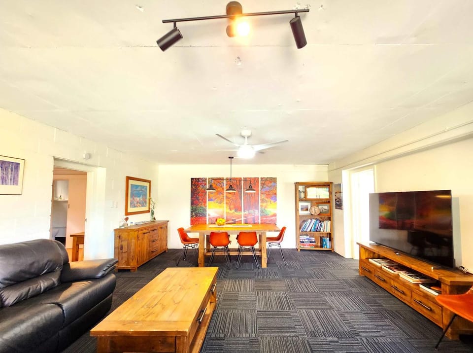 Communal lounge/ TV room, TV and multimedia, Living room, Seating area, Dining area