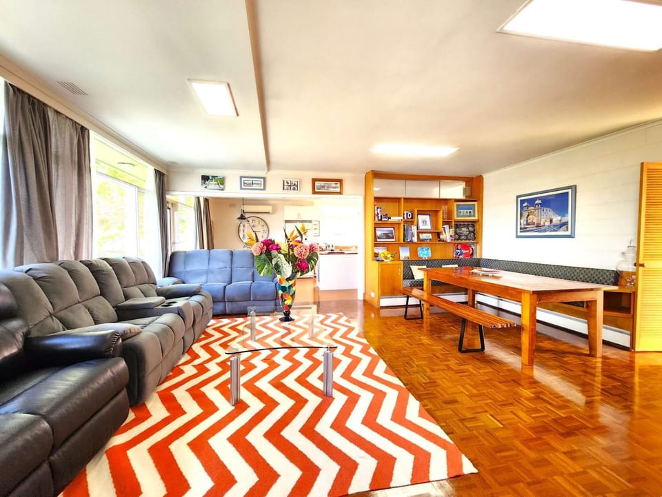Communal lounge/ TV room, TV and multimedia, Living room, Seating area, heating, air conditioner