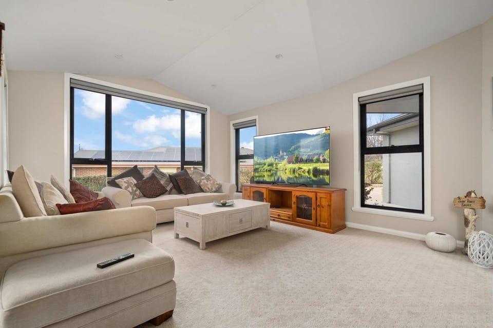 Beautiful Spacious Home in a Serene Setting House in Bathurst