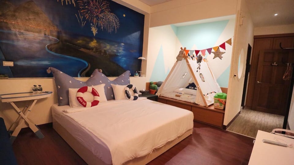 Bed, Photo of the whole room, Decorative detail, Bedroom, cot