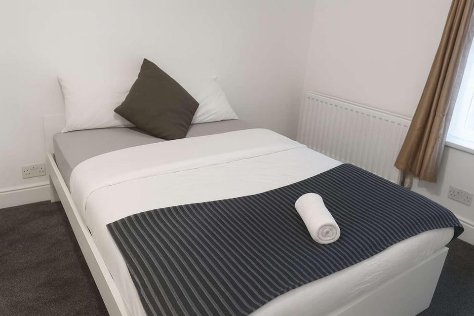 Modern and Spacious 6 bed-Home on Stapleton Road- Ideal for contractors and work stays Apartment in Bristol
