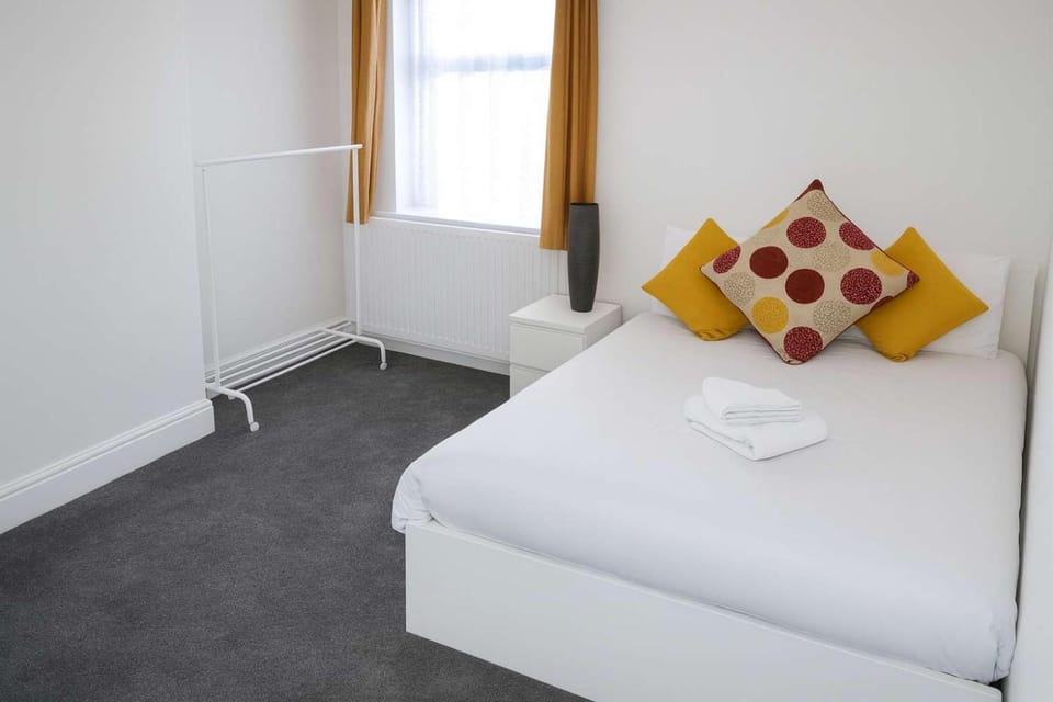 Modern and Spacious 6 bed-Home on Stapleton Road- Ideal for contractors and work stays Apartment in Bristol